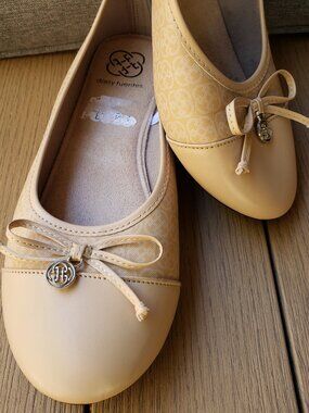 EUC DAISY FUENTES ABIGAIL timeless logo allover ballet flats bombing beige (9)